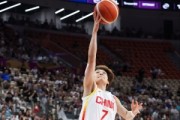 开云体育官网-攻防给力！杨力维半场4中3高效拿下7分1板6助1断